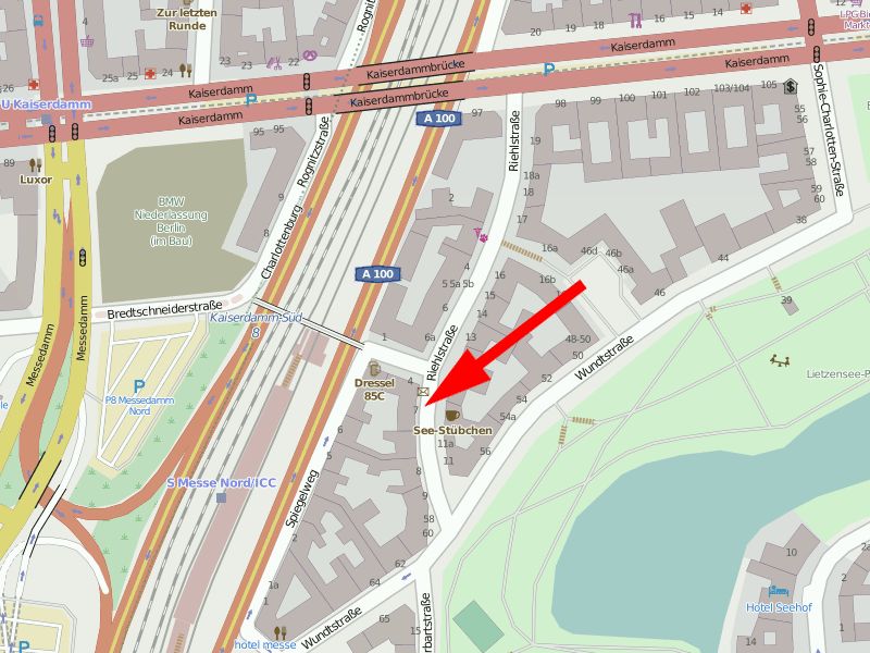 Kartenausschnitt mit roter Pfeilmarkierung auf die Praxis in der Riehlstr. 7, zwischen Kaiserdamm im Norden, dem Lietzensee-Park im Osten und dem Bahnhof Messe Nord/ICC im Westen.